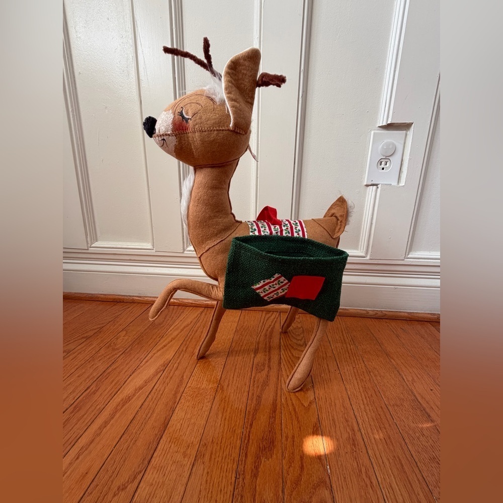 Annalee mobalite 1965 reindeer card holder closed eyes hoof up  Christmas 22 in